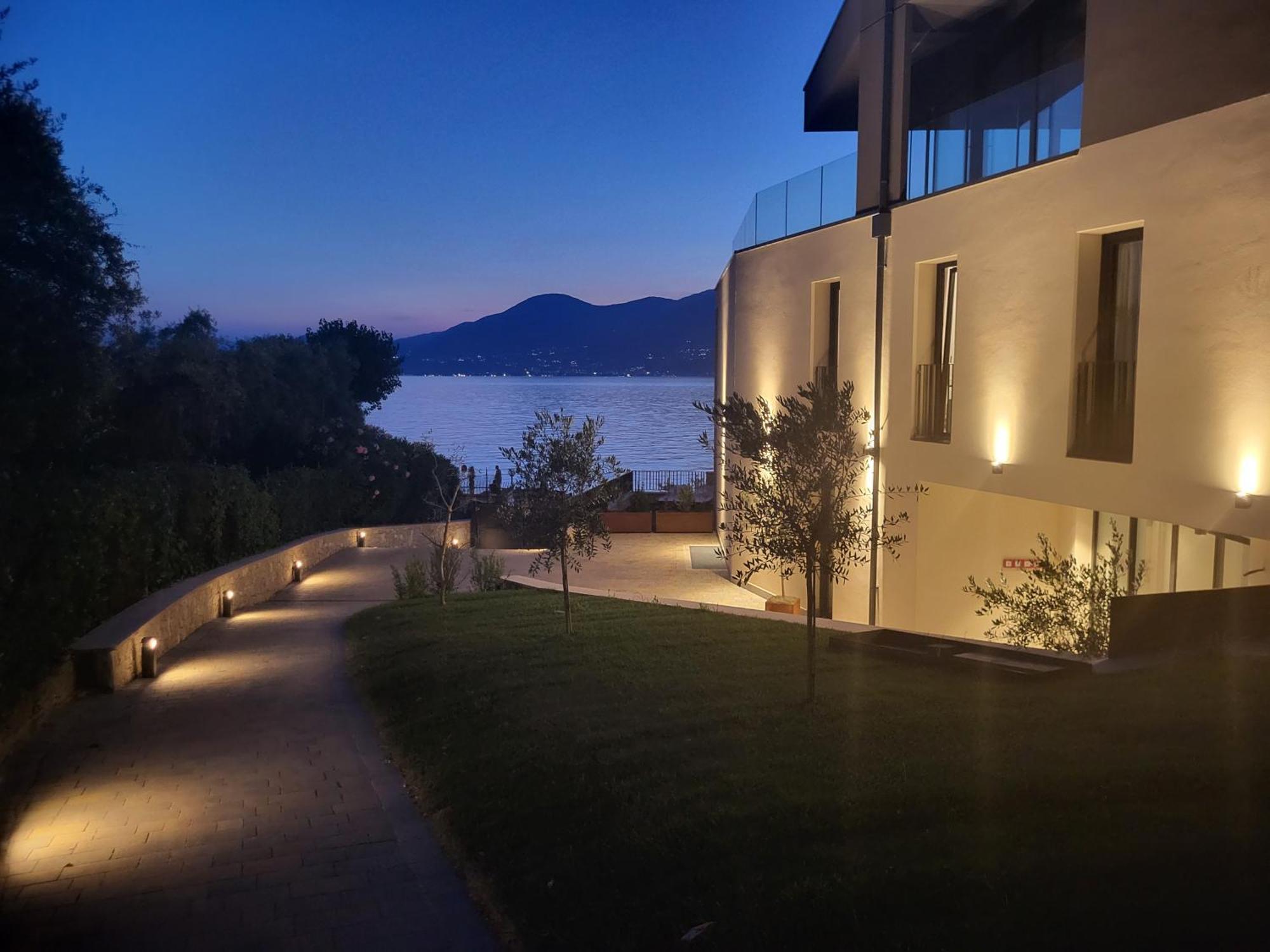 Attilio High Living Suites - Adults Only Torri Del Benaco Bagian luar foto