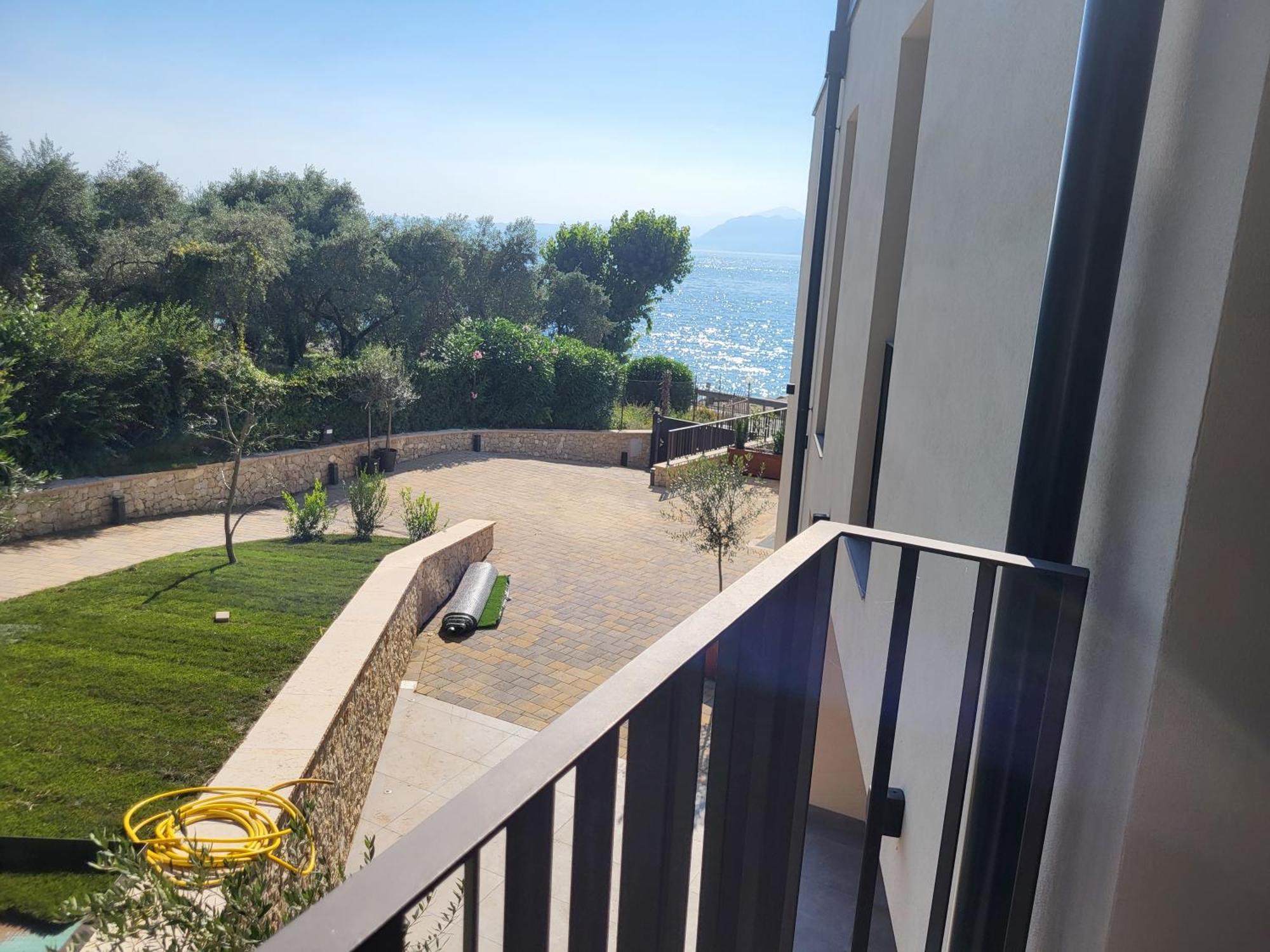 Attilio High Living Suites - Adults Only Torri Del Benaco Bagian luar foto