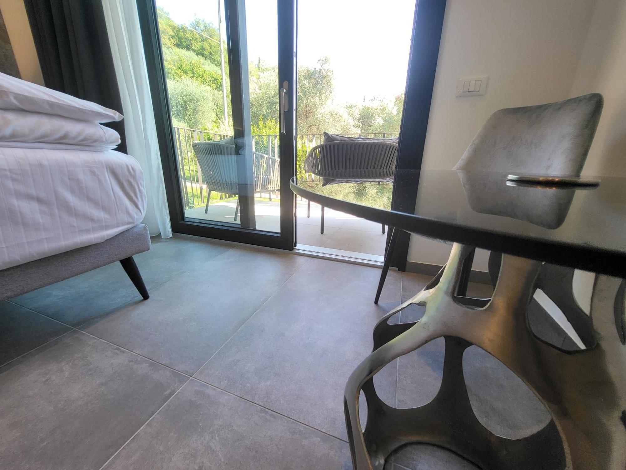 Attilio High Living Suites - Adults Only Torri Del Benaco Ruang foto