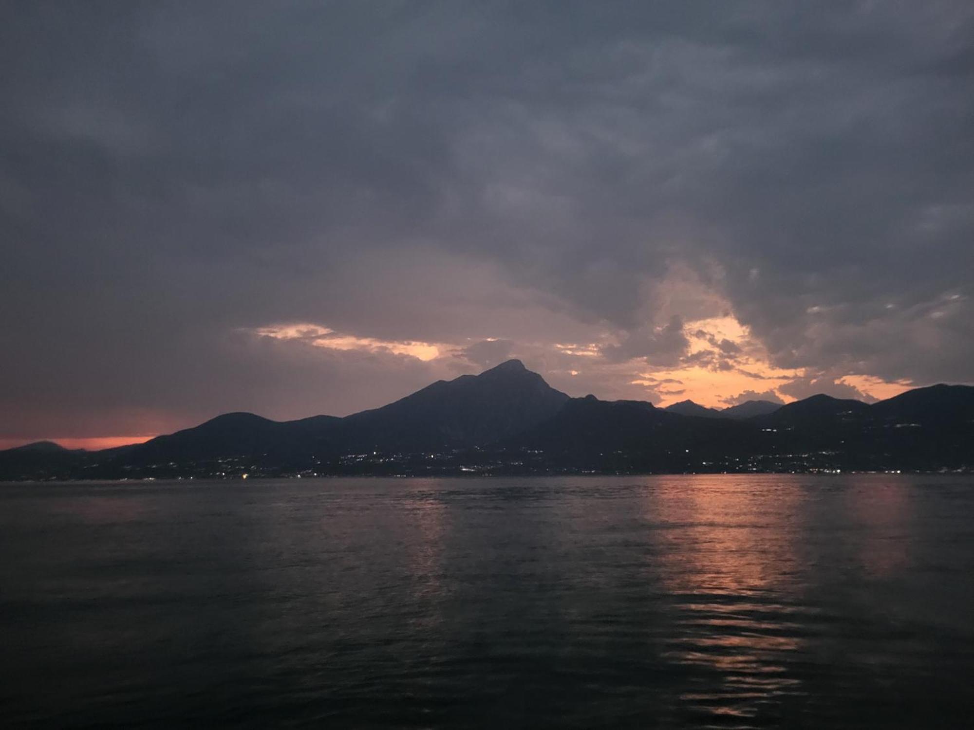 Attilio High Living Suites - Adults Only Torri Del Benaco Ruang foto