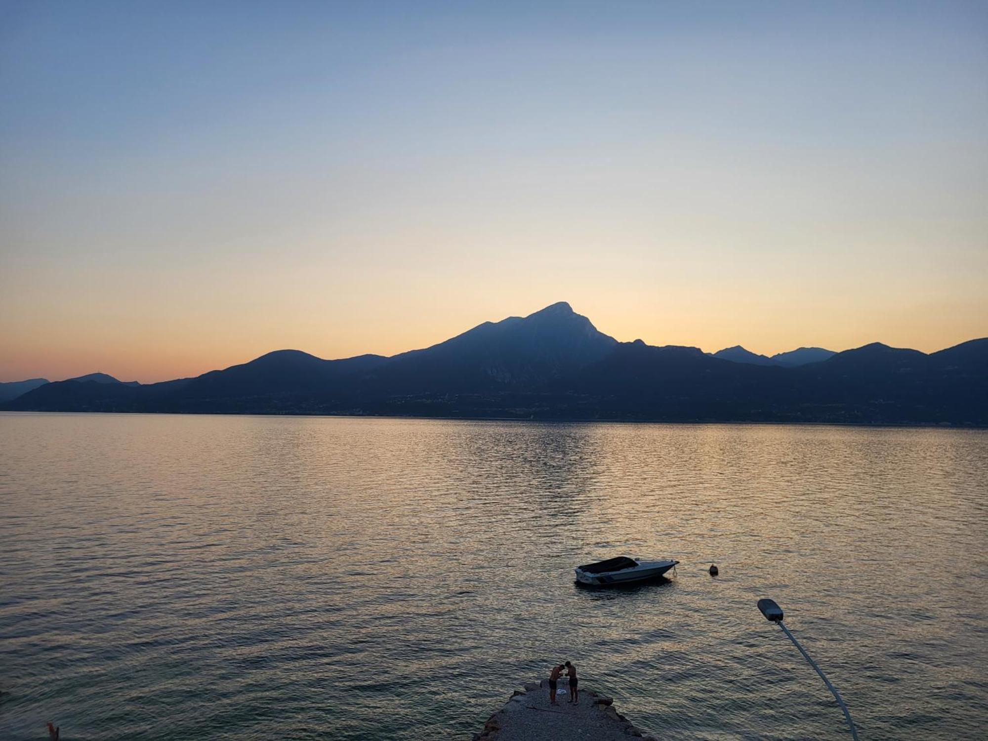 Attilio High Living Suites - Adults Only Torri Del Benaco Ruang foto