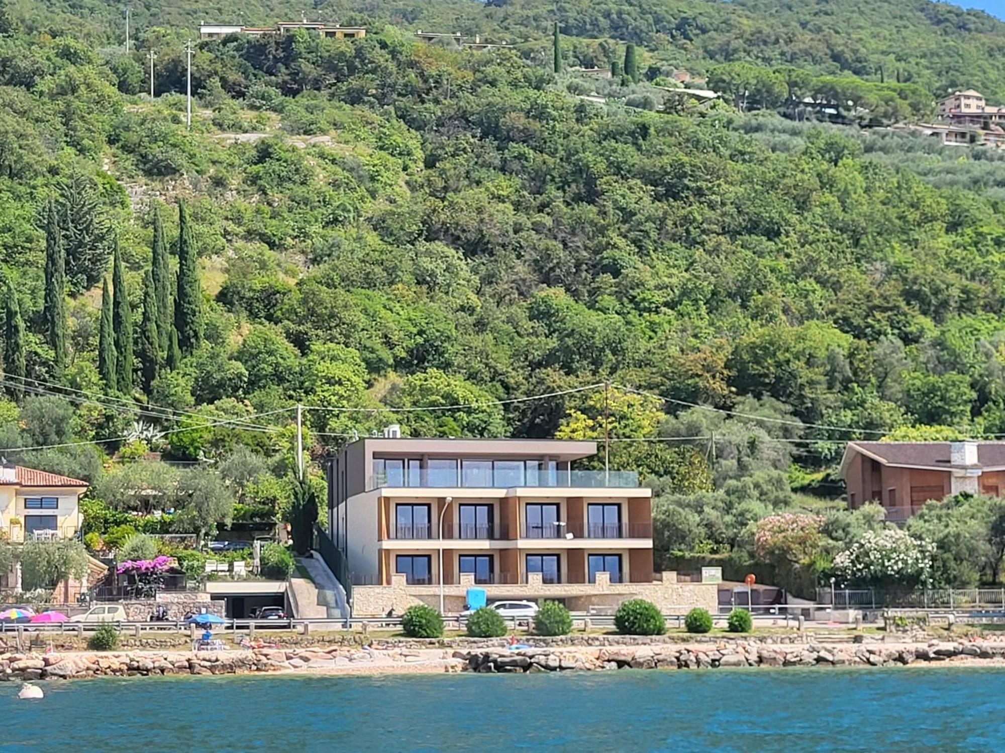Attilio High Living Suites - Adults Only Torri Del Benaco Bagian luar foto